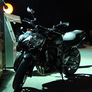 FZ6 by night