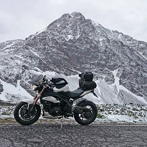 my speed triple in the italian mountains