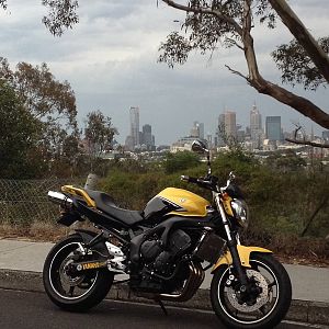 fz6_on_the_boulevard_
