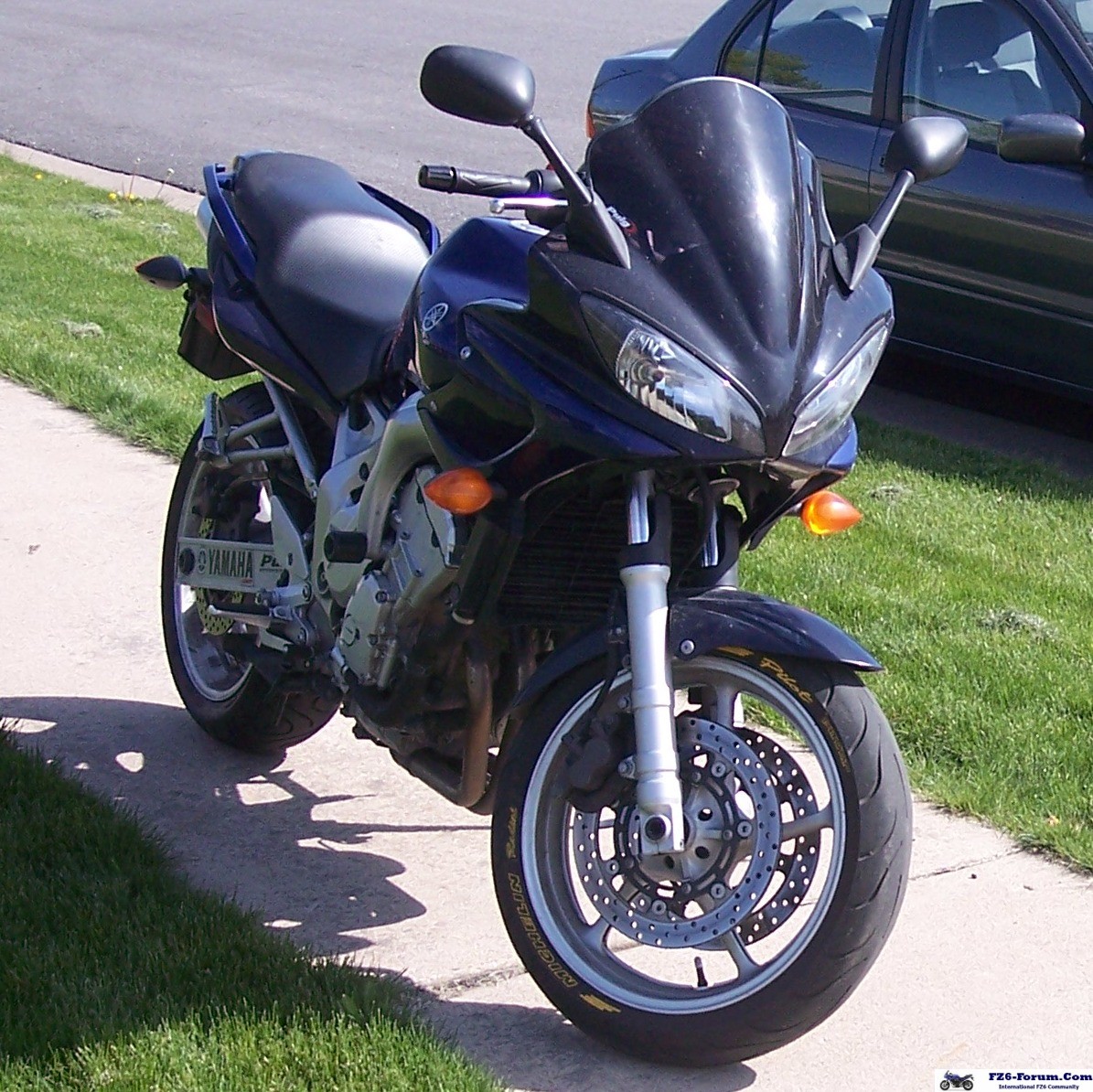 '04 FZ6 Front three-quarter view