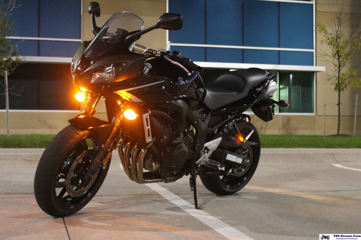 2009 FZ6 parking lot