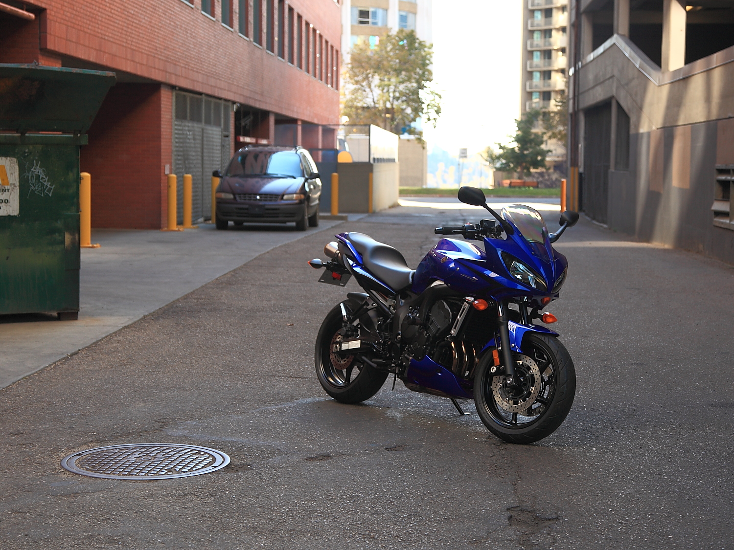 Alley FZ6