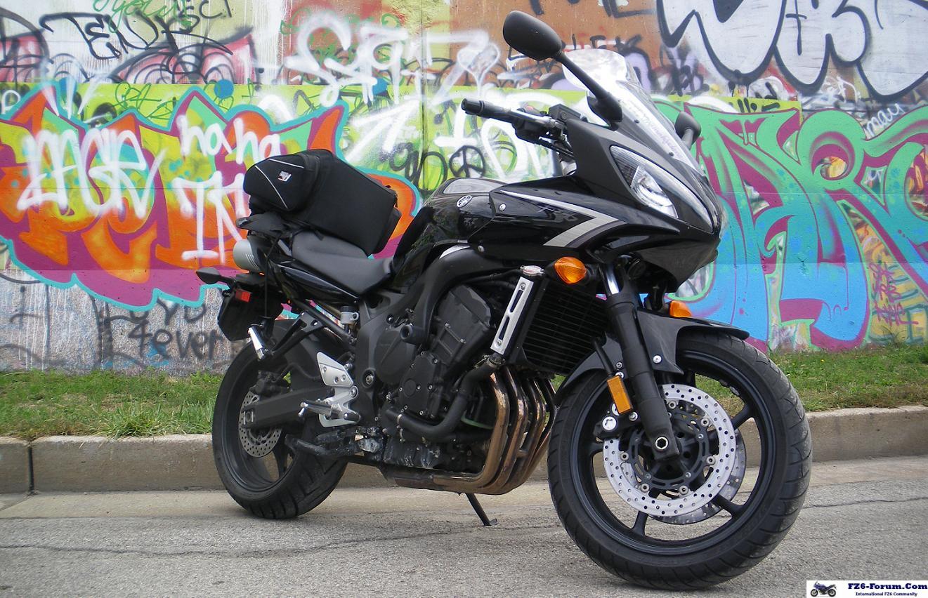 bike_at_graffiti_wall_screen_size