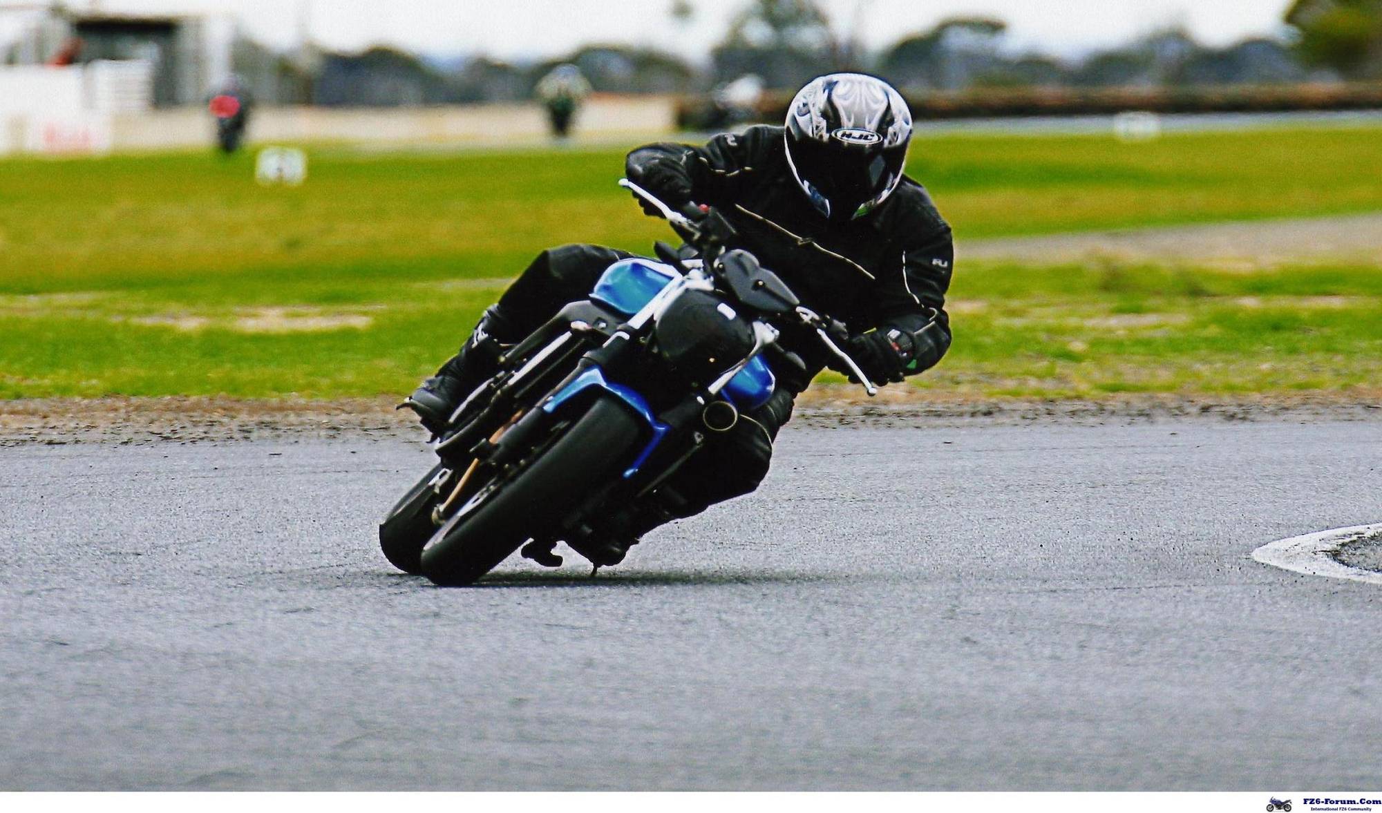 FZ6 At Mallala track day