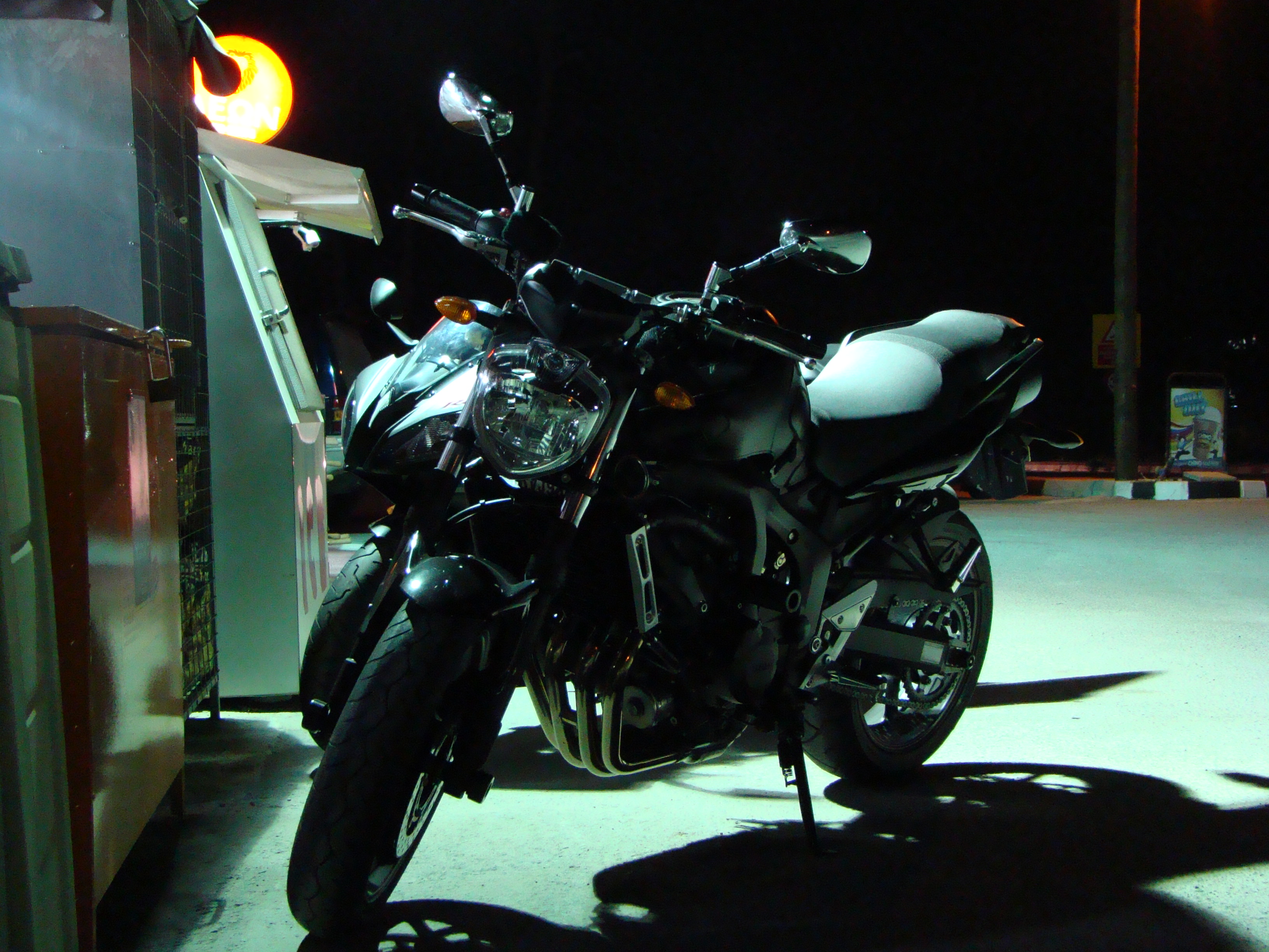 FZ6 by night