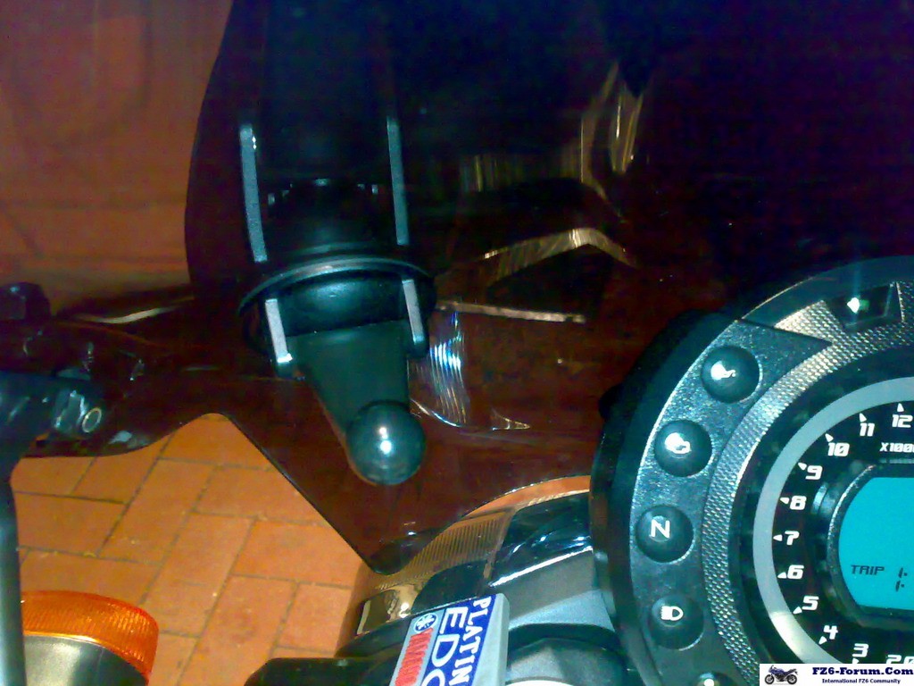 My new Garmin Nuvi 310 GPS & Mount
