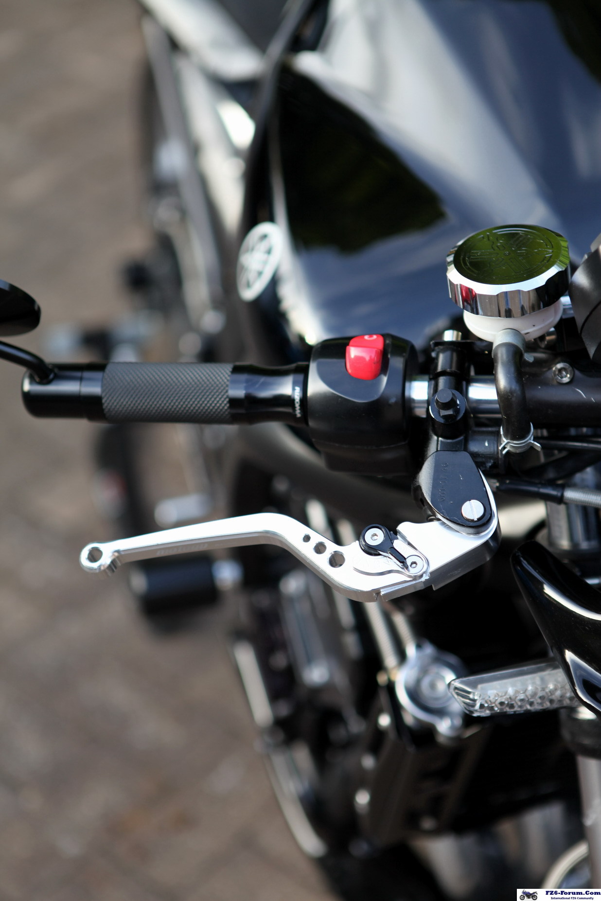 Rizoma Sportline grip, Radial Master Cylinder, and lever.
