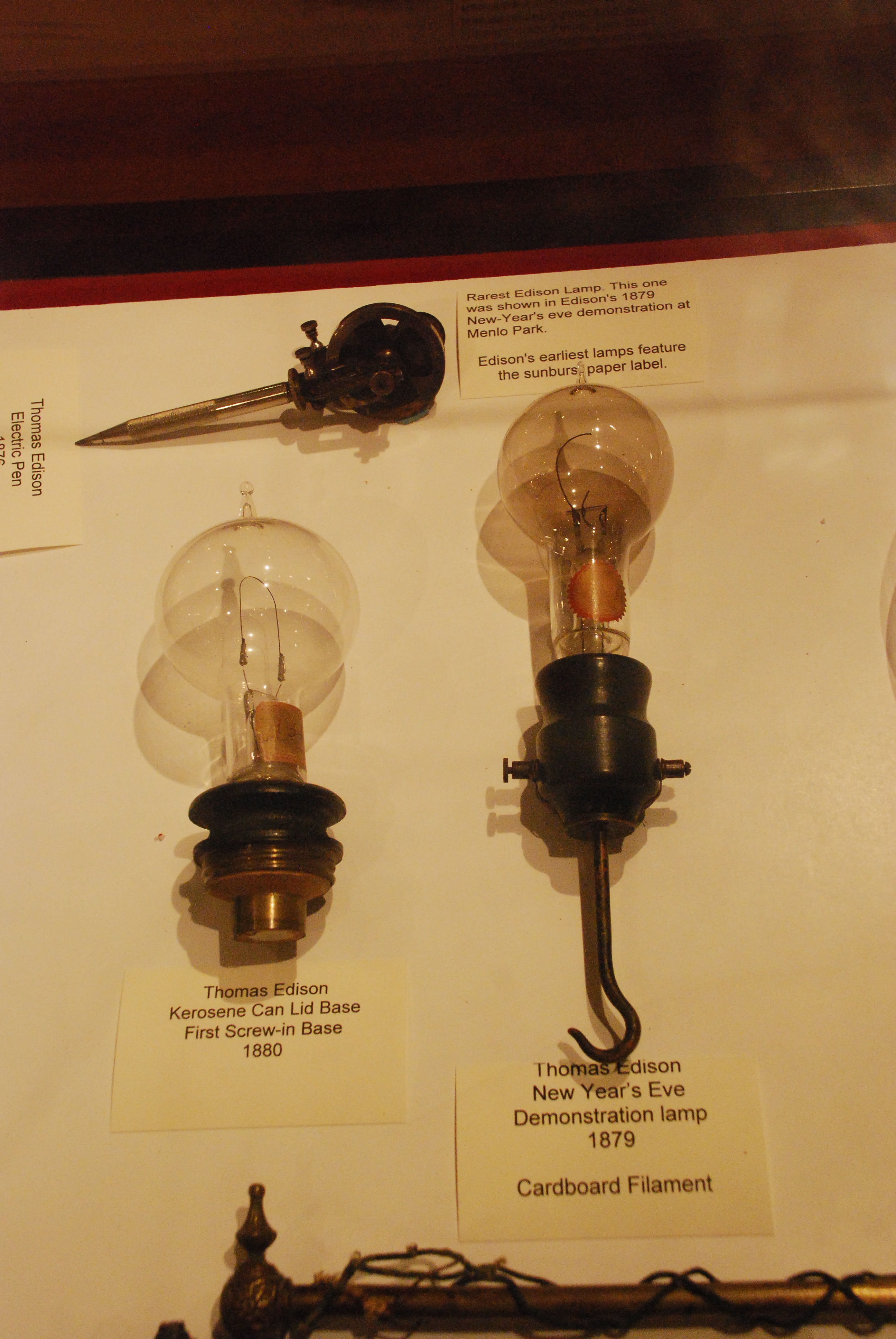 Thomas_Edison_Lightbulbs_1879-1880.jpg